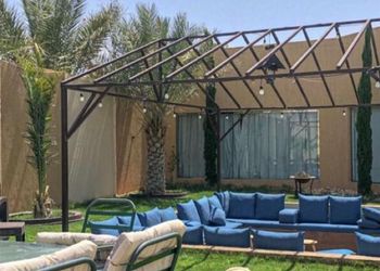 شاليه بمسطح اخضر وجلسة خارجية 