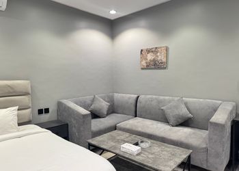 استديو بأثاث مريح وبسيط