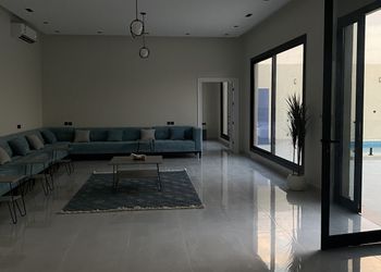 شاليه بمسطح اخضر و مسبح