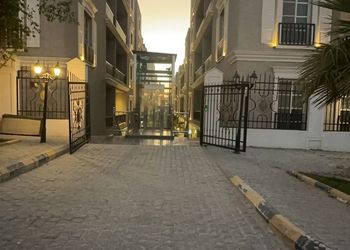 شقة بثلاث غرف نوم ودخول ذاتي 