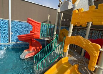 استراحة بمسطح اخضر وجلسة خارجية
