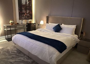 استديو بأثاث مريح وبسيط 