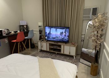 استديو بأثاث مريح وبسيط 