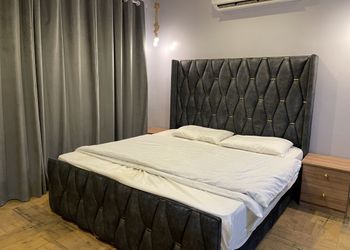 شاليه بمسطح اخضر وجلسة خارجية 