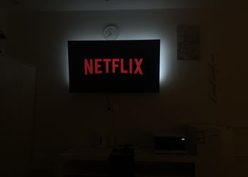 استديو بأثاث مريح وبسيط 