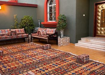 شاليه بمسطح اخضر وجلسة خارجية 