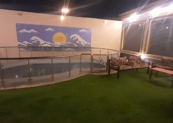 شاليه بملحق خارجي وجلسة خارجية 