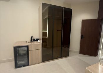 استديو بأثاث مريح وبسيط 