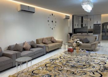 شاليه بمجلس مطل على المسبح 