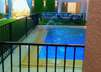 شاليه بمسطح اخضر و مسبح