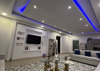 شاليه بصالة مطلة على المسبح