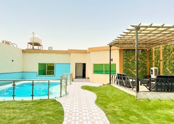 شاليه بجلسة تطل على مسبح خارجي 