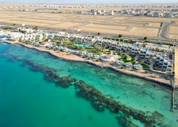 شقة بصالة وغرفة نوم بأثاث مريح