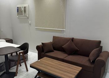 استديو بأثاث مريح وبسيط 