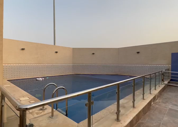 شاليه بمسطح اخضر ومسبح 
