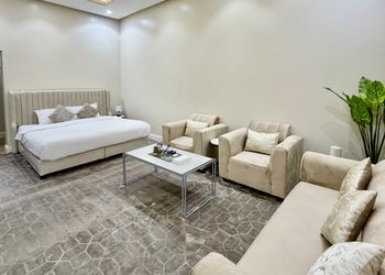 استديو بسرير ماستر وجلسة مريحة