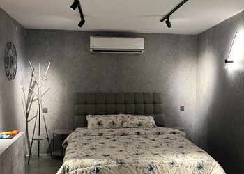 استديو بتصميم هادئ وسرير مريح 