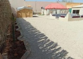 مخيم ببيت شعر وألعاب أطفال 