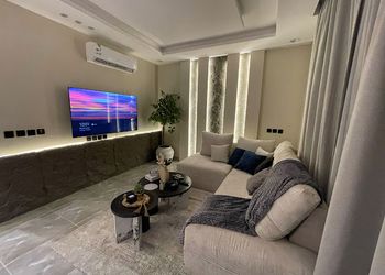 شقة بصالة انيقة ودخول ذاتي