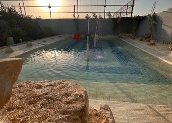 شاليه بمسبح شاطئي ومجالس 