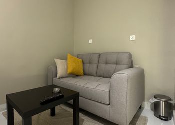 استديو بسرير ماستر وجلسة 