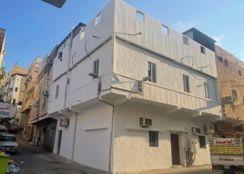 استديو بأثاث مريح وبسيط 