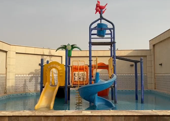 شاليه بمسبح العاب مائية وجلسة 