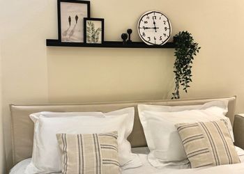 استديو بأثاث مريح وبسيط 