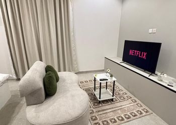 استديو بأثاث مريح وبسيط 