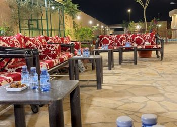 شالية بجلسة خارجية واسعة ومسبح