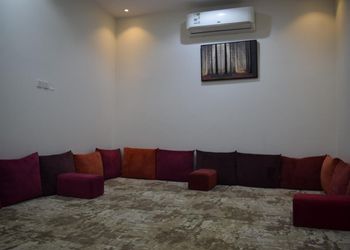 شالية بجلسة مطلة على مسبح 