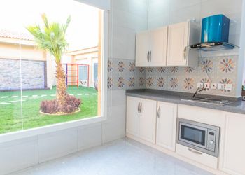 شاليه بمسطح اخضر ومسبح