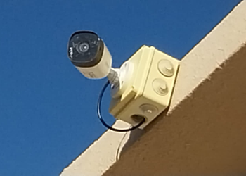 شقة بثلاث اسرة وجلسة جانبية 
