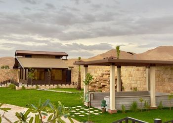 منتجع بمسطحات واطلالة على الجبل