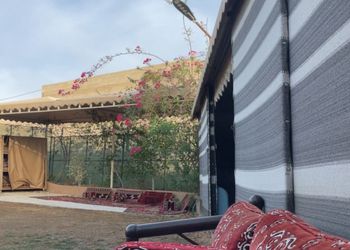 استراحة بمسطح اخضر و جلسة خارجية