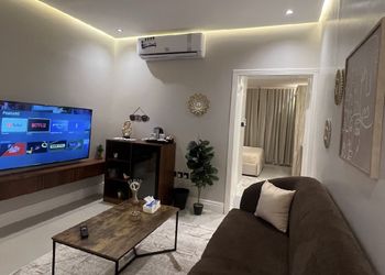 شقة بصالة انيقة وغرفة نوم