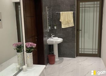 شاليه بمسطح اخضر وجلسة خارجية 