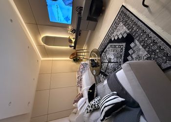 استديو بأثاث مريح وبسيط 
