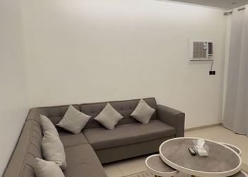 شقة بصالة مودرن وغرفة نوم مريحة 