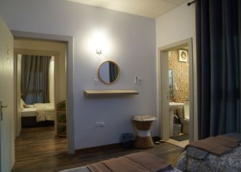 مزرعة بمسطح اخضر و مسبح