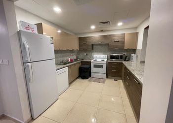 شاليه بمسبح مطل على البحر 