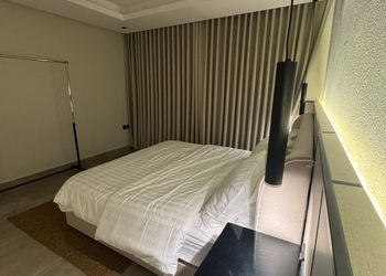 شقة بصالة أنيقة ودخول ذاتي