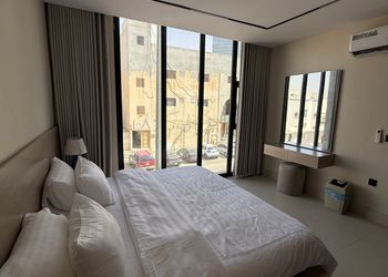 شقة بغرفة معيشة وغرفة نوم 