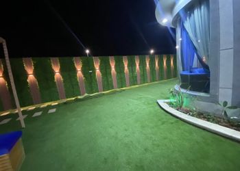 شاليه بجلسة مطلة على الحديقة 