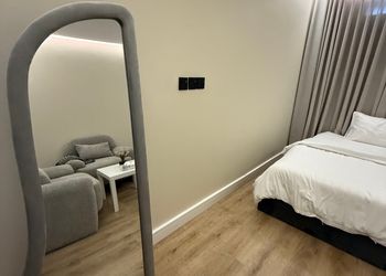 استديو بسرير ماستر وأثاث مريح 
