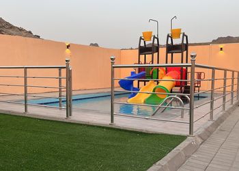 استراحة بمجلس وفناء خارجي 