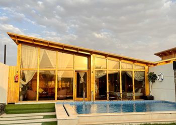 كوخ انيق بإطلاله على مسبح وحديقة