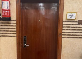 شقة بغرفة معيشة وغرفتين نوم 
