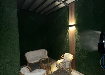 استديو بتصميم ريفي وجلسة خارجية