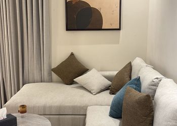 استديو بأثاث مريح وبسيط 